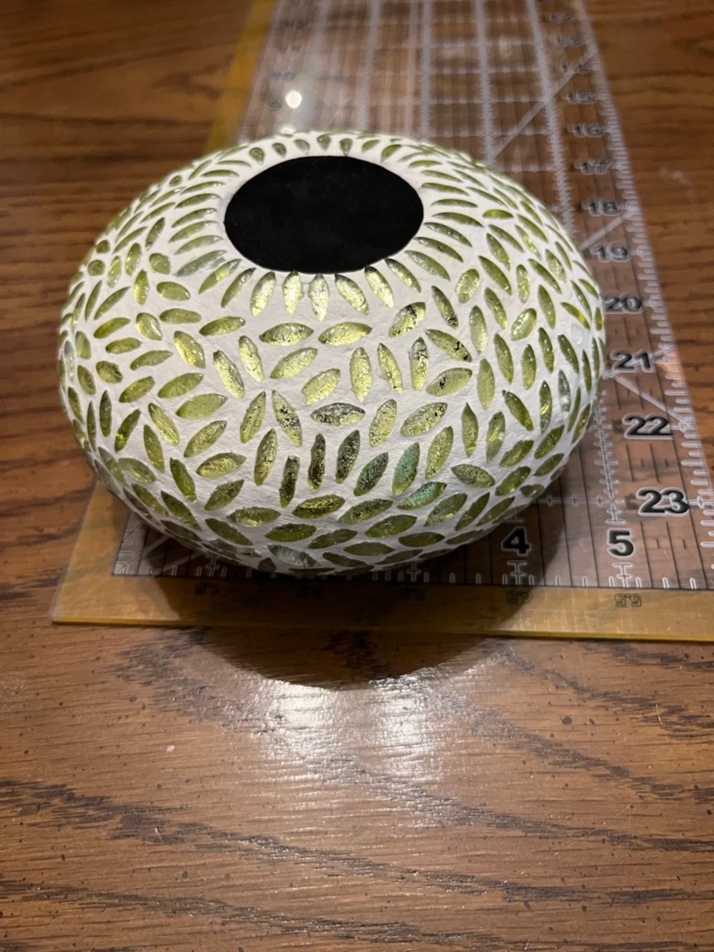 Chamakana Green and Pink tea light candle holder‎